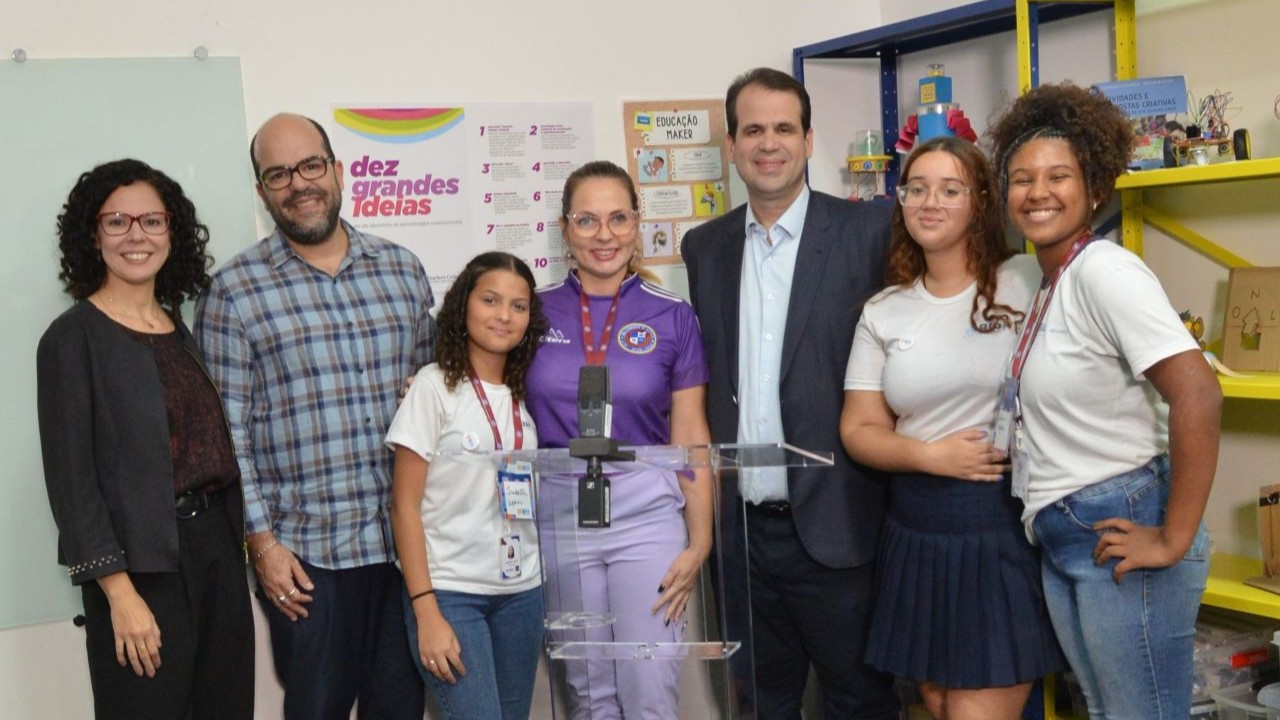 A diretora-presidente da MultiRio, Maíra Moraes, o diretor de Mídia e Educação, Mauricio Martins e o deputado Áureo Ribeiro foram entrevistados pela equipe do EmfaMídia, integrante da ANDAR, orientada pela professora Tatiana Costa - Foto: Renan Prado